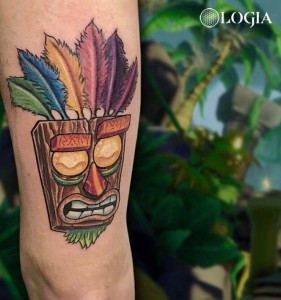 Tatuaje en la pierna a color mascara tribal Bortolani